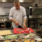 Pensionarii au servit „Politică și delicatețuri” de la Mircea Dinescu